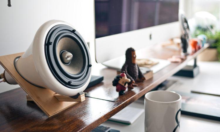 Enceinte design posée sur un bureau personnel