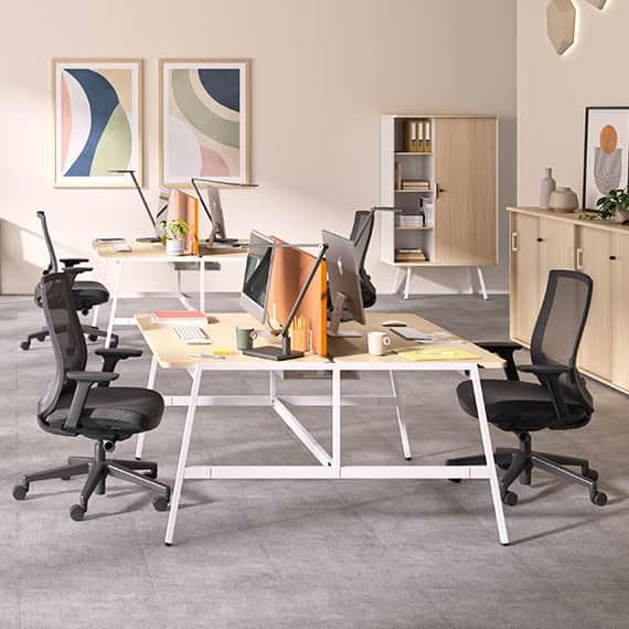 Bureaux Buronomic avec fauteuils ergonomiques et cloison, ambiance pastel