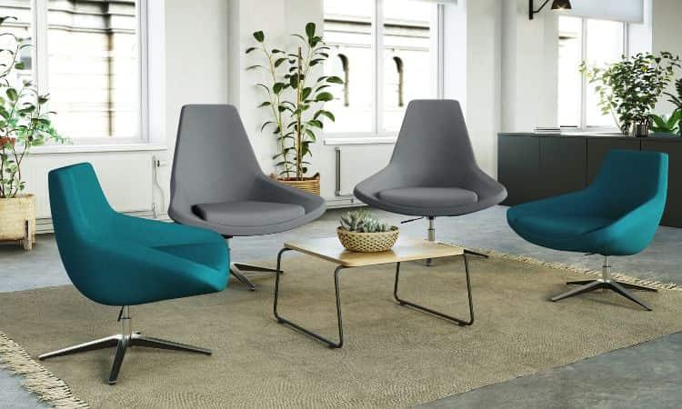 Espace détente avec fauteuils colorés et tables basses