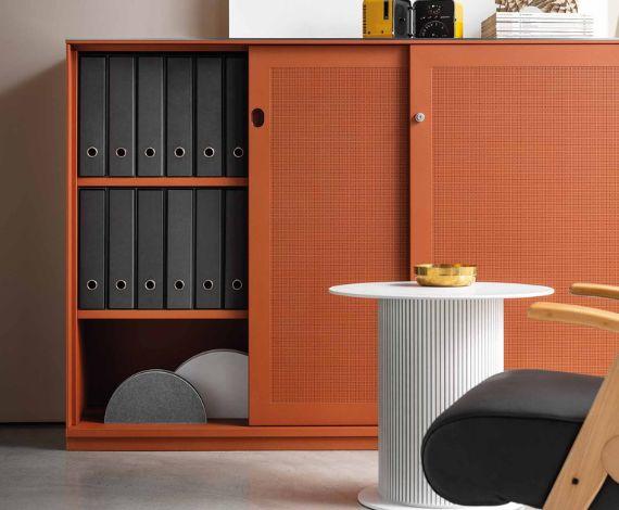 Armoire à rideau coulissant orange garnie de classeurs