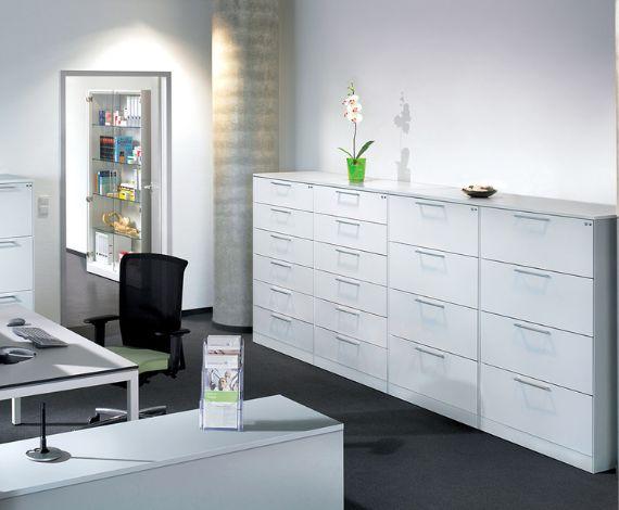 Enfilade d\'armoires multi-tiroirs blanches dans un bureau