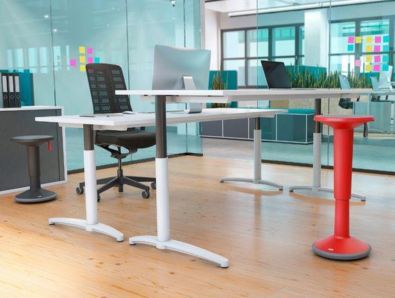 Bureaux assis-debout réglables avec tabourets et fauteuils en open space