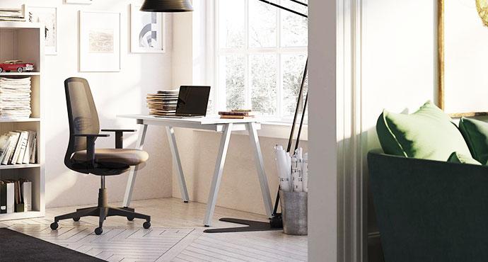 Bureau home office avec fauteuil et tréteaux, ambiance cosy