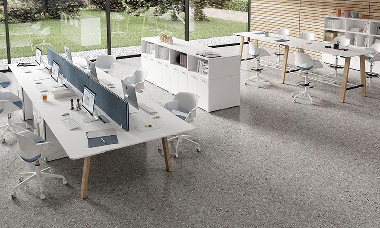 Bureaux open space Akka blancs avec cloisons, fauteuils et baies vitrées