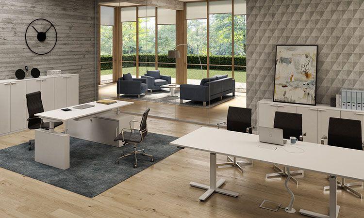 Bureaux réglables Baxter dans un bureau de direction avec fauteuils