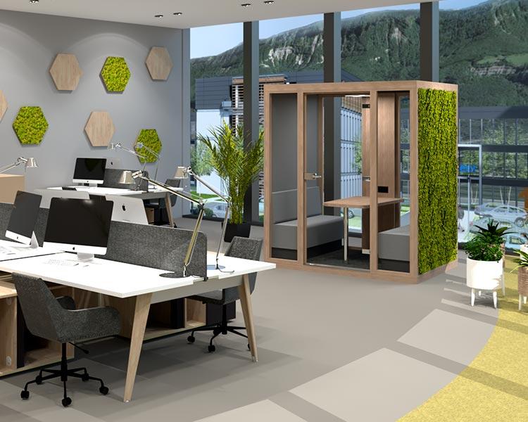 Open space avec bureaux, cabine privative Kanas en bois et mur végétal