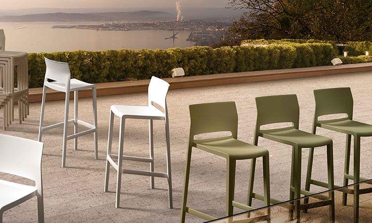 Tabourets hauts d\'extérieur Amiata blancs et verts sur une terrasse panoramique