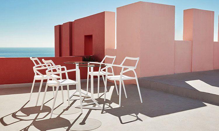 Chaises et tables hautes d\'extérieur Palma blanches sur une terrasse