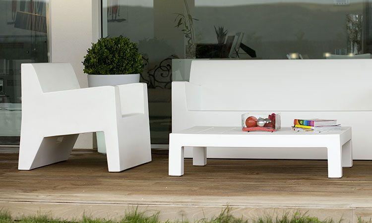 Mobilier d\'extérieur Piana blanc avec fauteuils et table basse sur une terrasse