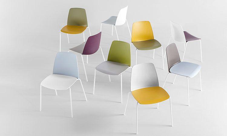 Chaises scolaires Somma colorées en composition