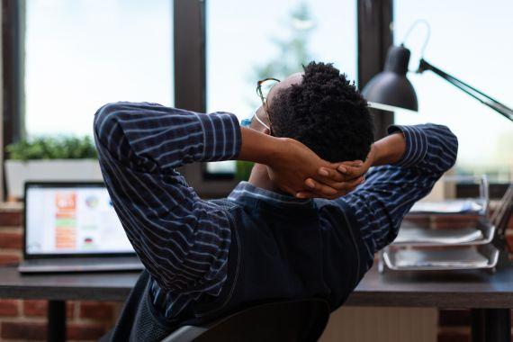 Un homme à l\'aise sur son siège ergonomique