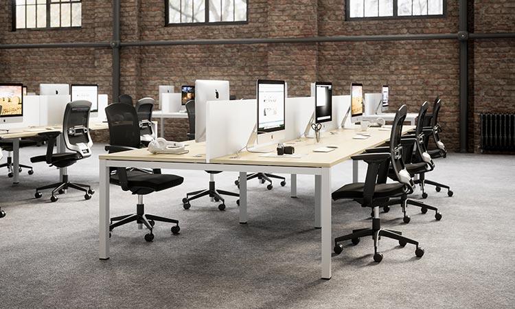 Open space industriel avec bureaux bench et fauteuils noirs