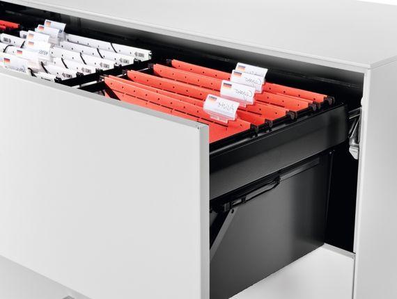 Détail d\'un tiroir d\'armoire avec dossiers suspendus orange