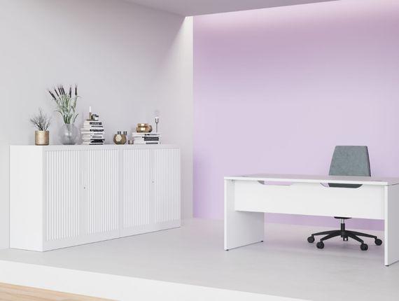 Armoire de bureau blanche à finition cannelée dans un espace coloré