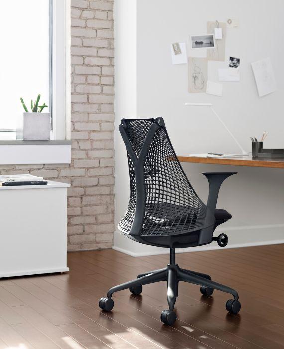 Fauteuil de bureau Sayl noir dans un bureau à domicile à mur de brique