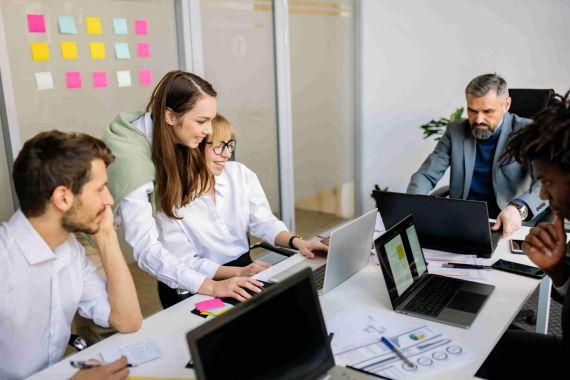 Équipe collaborant autour d\'ordinateurs portables couverts de post-it