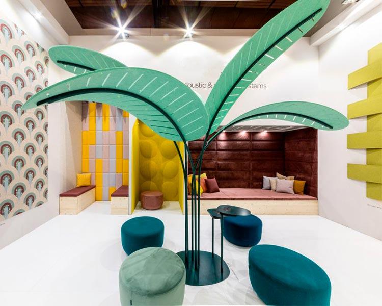 Espace lounge acoustique Nevis avec palmier décoratif et poufs