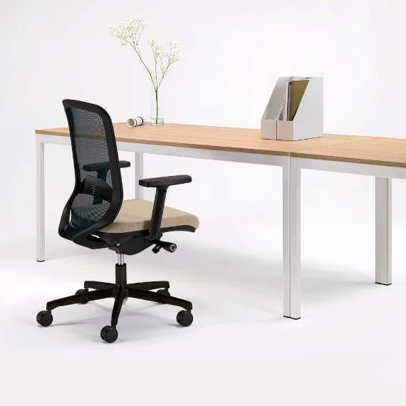Bureau en bois avec fauteuil à assise beige, vue produit
