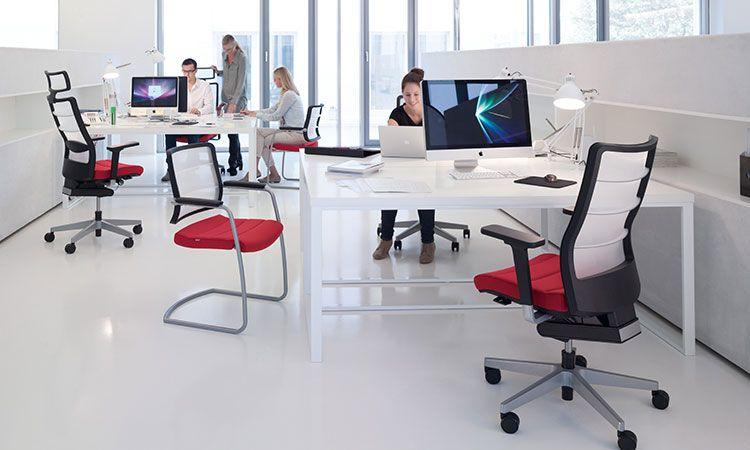 Open space avec sièges Airpad et chaises visiteur à assise rouge
