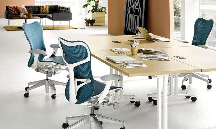 Fauteuils de bureau Mirra 2 bleus autour d\'un bureau