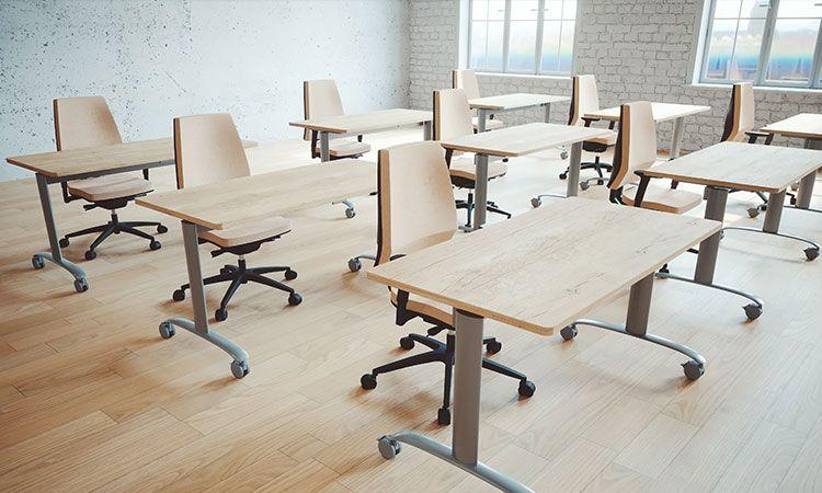 Salle de classe équipée de tables scolaires Taillon rabattables sur roulettes