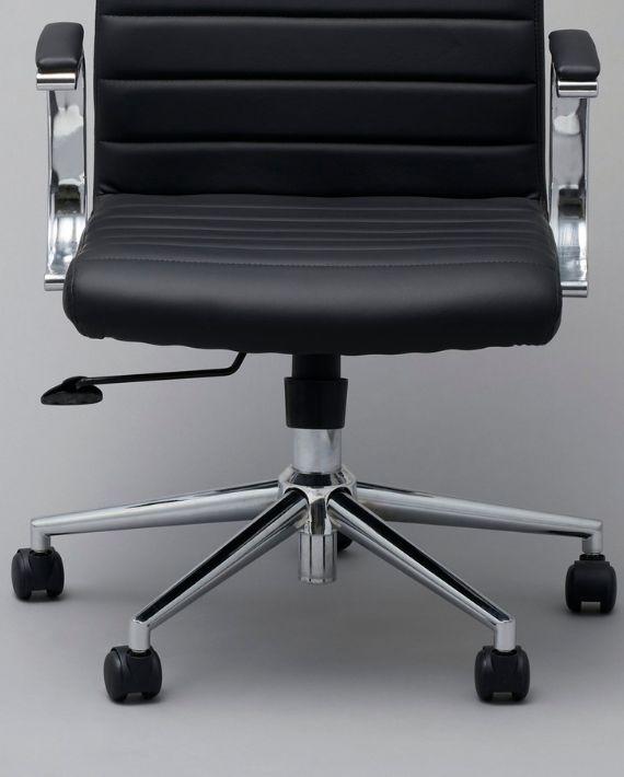 Fauteuil de direction noir en cuir matelassé sur roulettes
