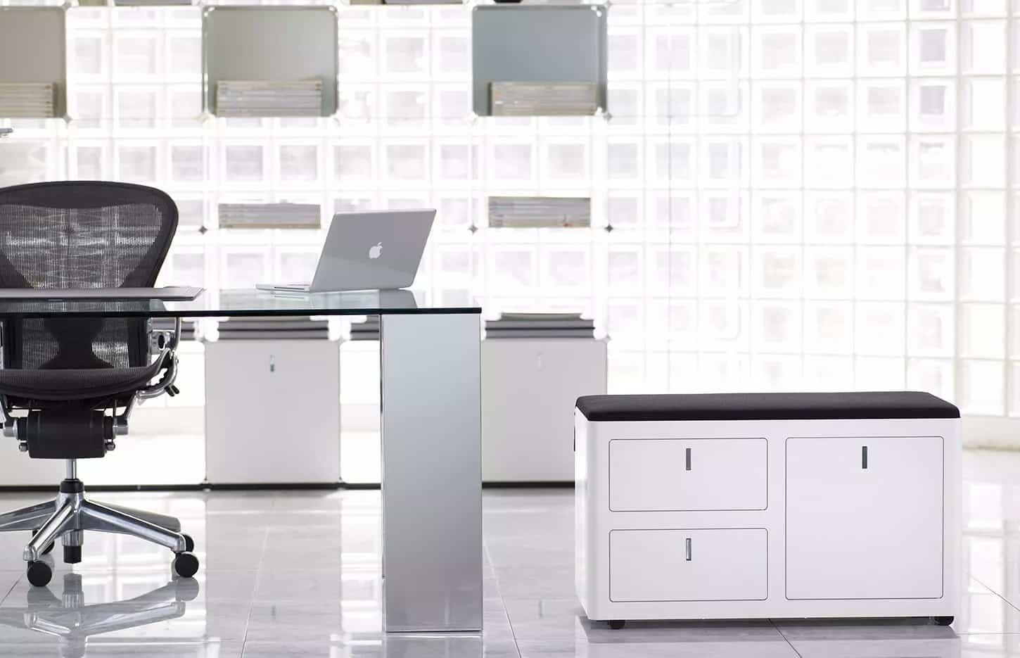 Poste de travail avec bureau blanc, fauteuil Aeron et caisson, baies vitrées