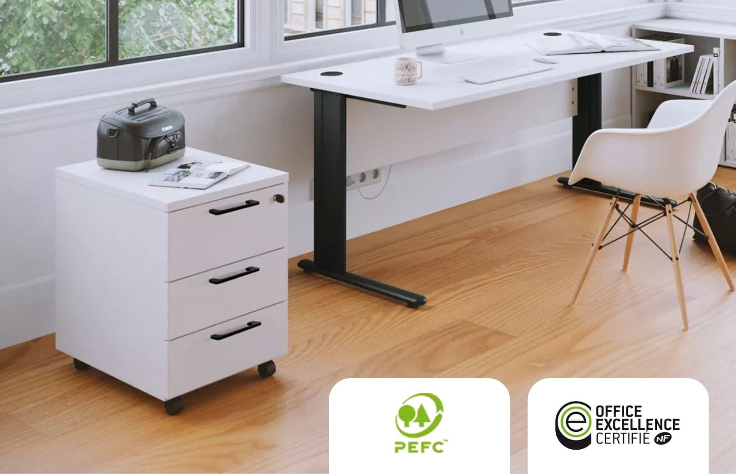Caisson mobile blanc à 3 tiroirs près d\'un bureau, labels PEFC et Office Excellence