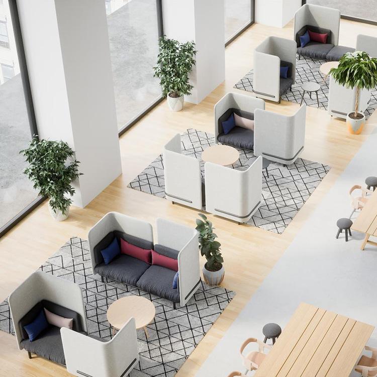 Vue de dessus d\'un open space avec postes cloisonnés et espaces détente