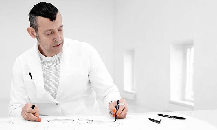 Portrait du designer Karim Rashid en train de dessiner