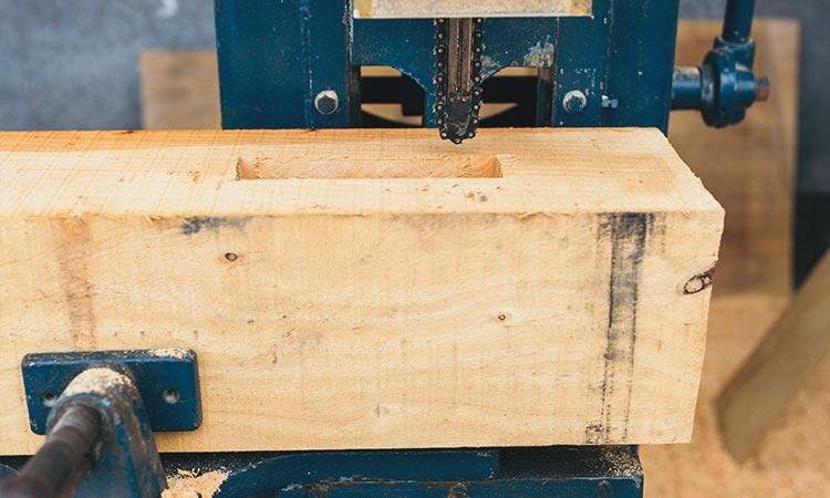 Scie travaillant une pièce de bois en atelier, illustration de l\'éco-contribution