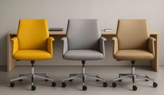 Trois fauteuils de direction colorés alignés : jaune, gris et beige