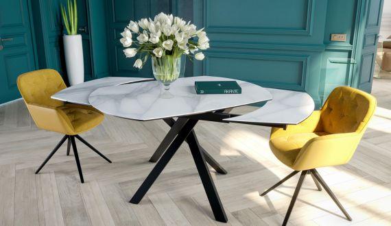 Table modulaire Gizeh en marbre avec fauteuils jaunes, ambiance verte