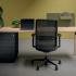 Table de réunion assorti bureau individuel, plateau mélaminé noir  piétement bois chêne naturel, gamme Amazone - France Bureau