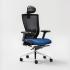 Fauteuil de bureau ergonomique Arcy vue de profil, assise bleue et têtière - France Bureau