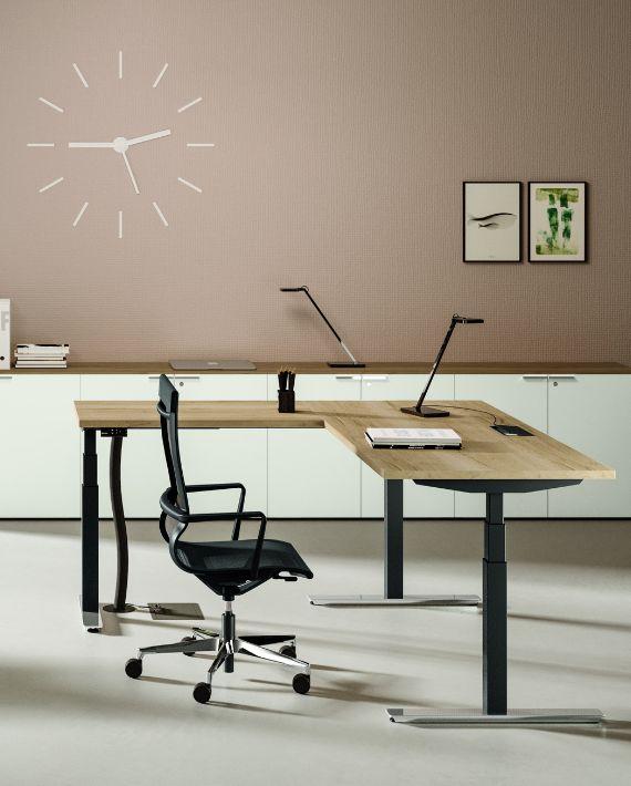 Bureau réglable Baxter en bois avec fauteuil noir, ambiance épurée