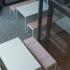 Banc design en acier blanc avec assise tissu avec sangles rose poudré - gamme Dry banc - France Bureau