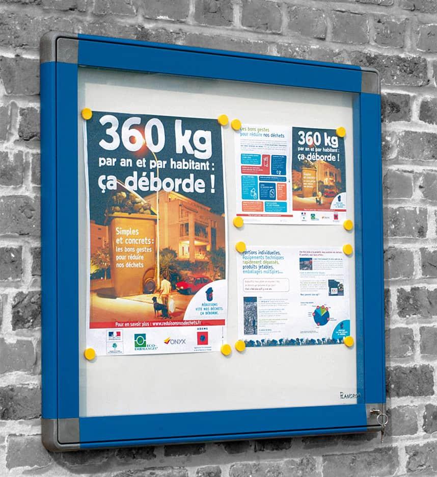 Tableau d\'affichage carré étanche couleur bleu pour l\'extérieur avec porte battante et serrure - gamme Frame Out - France Bureau