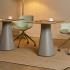 Table de réunion elliptique, base centrale esthétique et plateau stratifié galbé, ambiance moderne, gamme Medina Round - France Bureau