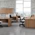 Bureau individuel droit pieds panneaux mélaminé chêne configuration openspace avec cloison brise vue et acoustique Meya - France Bureau