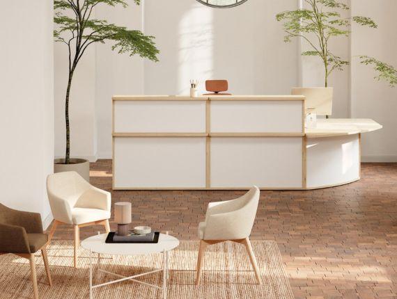 Banque d\'accueil Quirlies bois et blanc avec fauteuils lounge et plantes