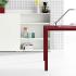 Bureau individuel droit avec plateau et piétement rouge grenade, accessoires d\'électrification rangement et accessoires, gamme Ruby - France Bureau