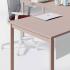 Bureau individuel avec retour plateau mélaminé rose poudré et piétement métallique rose poudré et voile de fond blanc - gamme Ruby - France Bureau