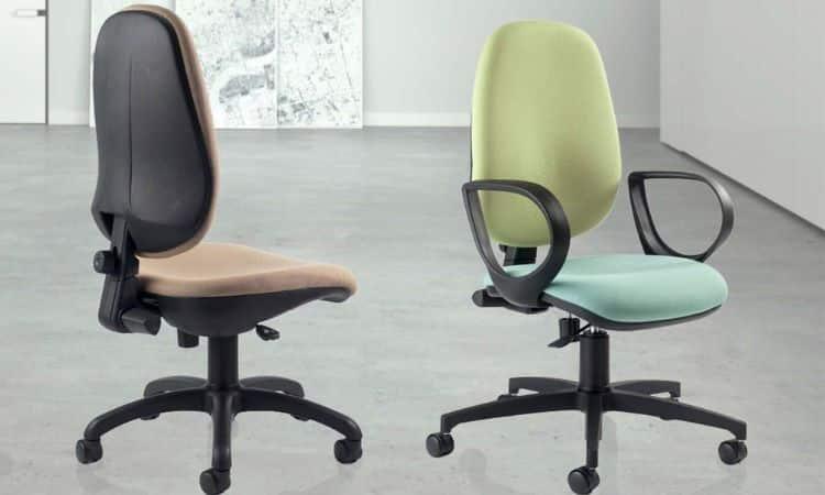 Deux sièges de bureau marron et vert sur piétement à roulettes