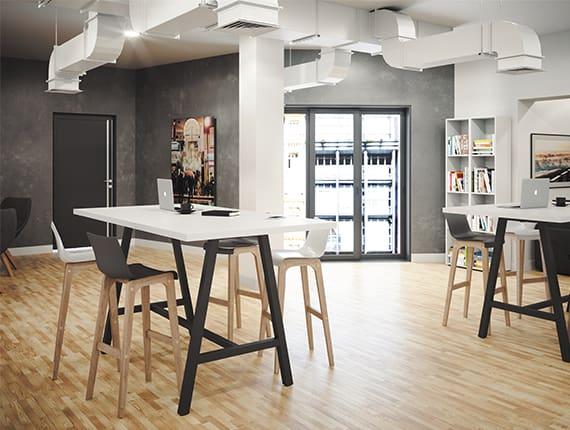 Table haute de réunion blanche avec tabourets bois, ambiance industrielle