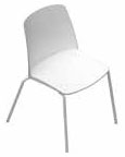 Chaise Barrine coque blanche, pi&eacute;tement quatre pieds chrom&eacute;, vue de trois-quarts