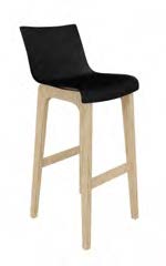 Tabouret haut Bourne, assise et dossier garnis noir, piétement bois, vue de trois-quarts