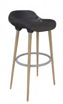 Tabouret haut Canche, assise garnie anthracite, pi&eacute;tement bois et repose-pieds m&eacute;tal, vue de trois-quarts