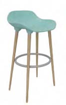 Tabouret haut Canche, assise garnie coloris aqua, pi&eacute;tement bois et repose-pieds m&eacute;tal, vue de trois-quarts