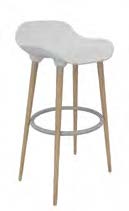 Tabouret haut Canche, assise garnie blanche, pi&eacute;tement bois et repose-pieds m&eacute;tal, vue de trois-quarts